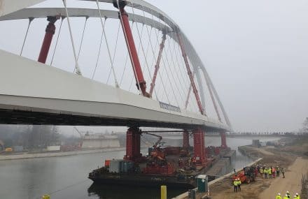 La nouveau pont de Beringen a été installé